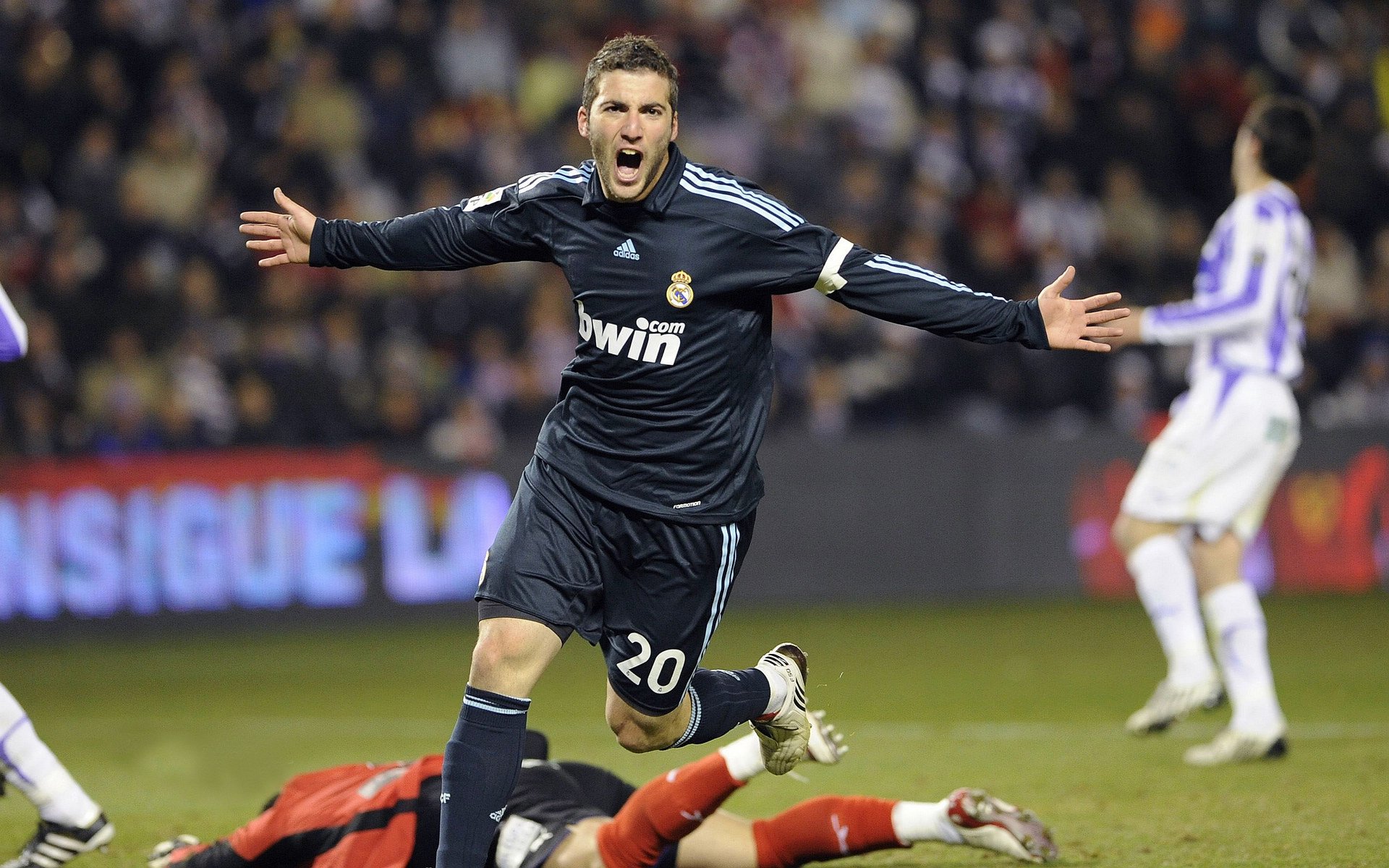 冰面不滑？瑞士前锋雪地过人三连晃，全场惊叫！，瑞士滑雪国家队