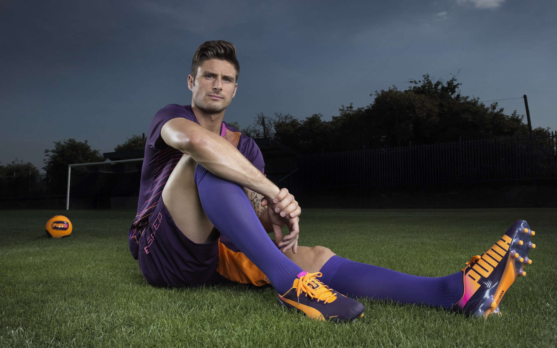 爱游戏综合娱乐-球迷“疯狂应援”背后：形成独特的“队魂文化”，球迷疯狂庆祝